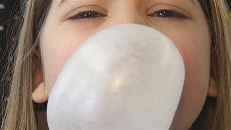 blowing chewing gum|how to make a bubble with gum.